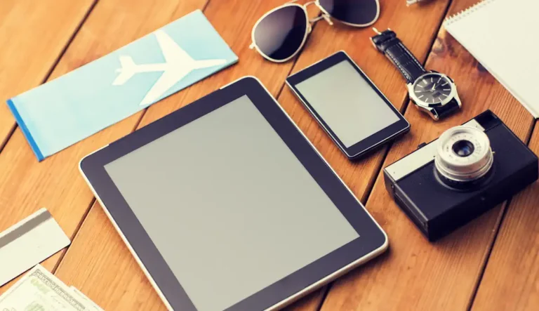 Des appareils électroniques posés sur la table