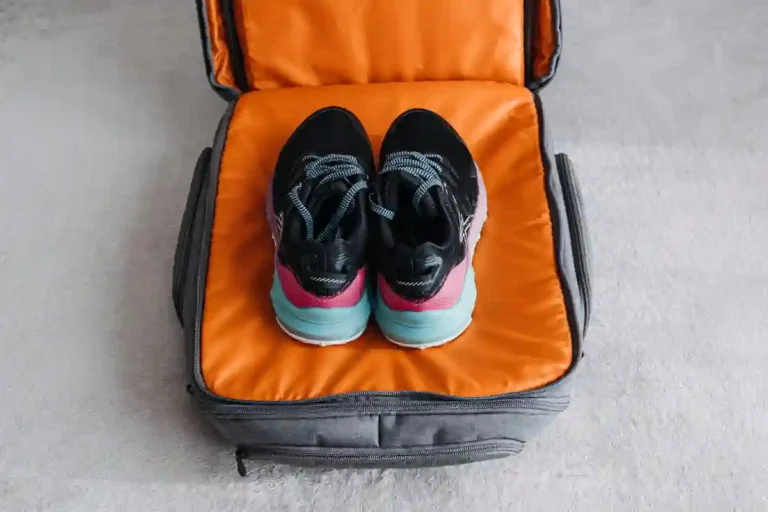Une paire de chaussures placée dans un compartiment de sac ouvert