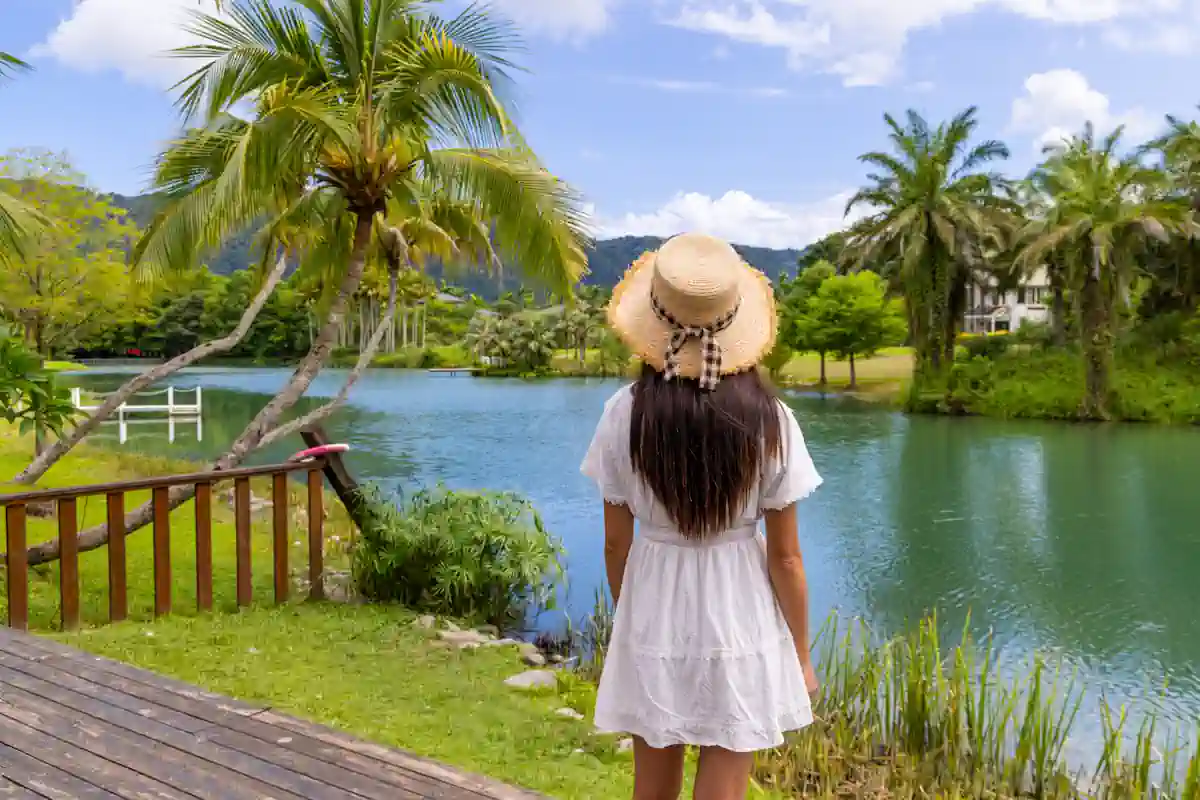 Une femme de dos qui regarde le paysage de Tahiti