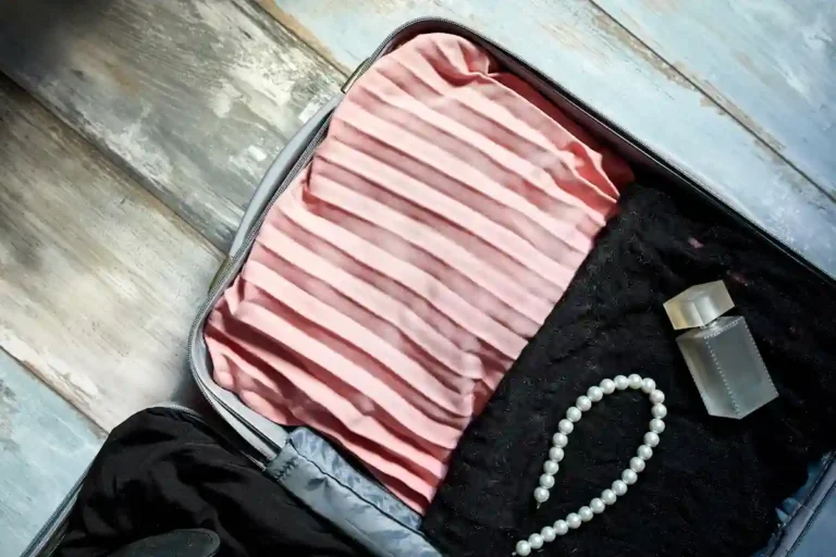 Des robes dans une valise