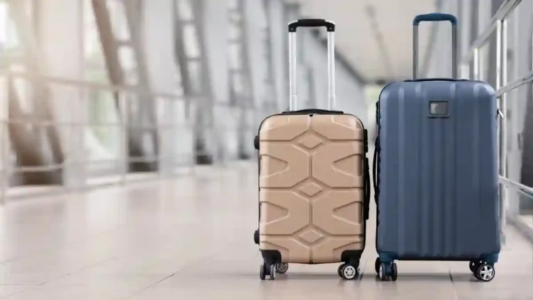deux valises à roulettes côte à côte