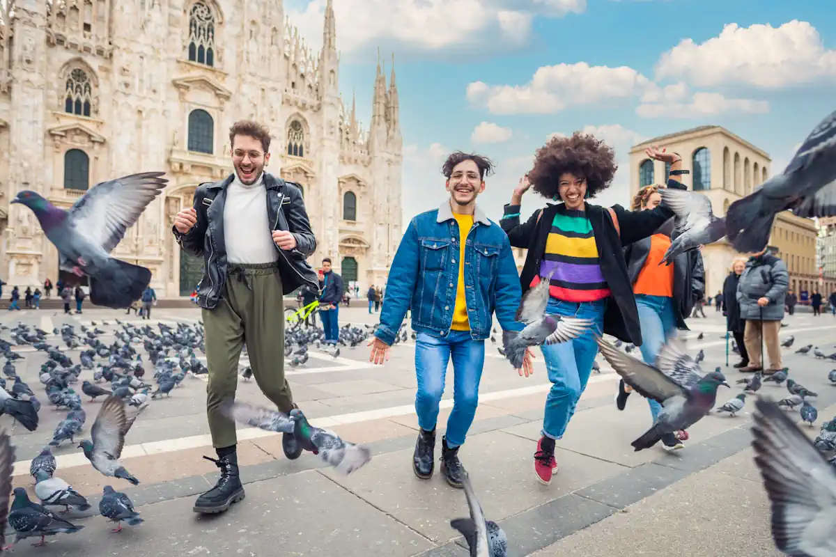 Des jeunes qui joue sur une place à Milan