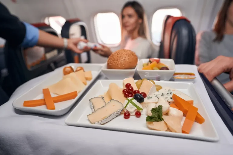 Un plateau de fromage servi dans un avion à unefemme