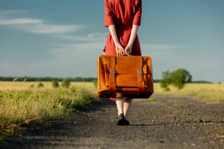 Une femme qui tient sa valise