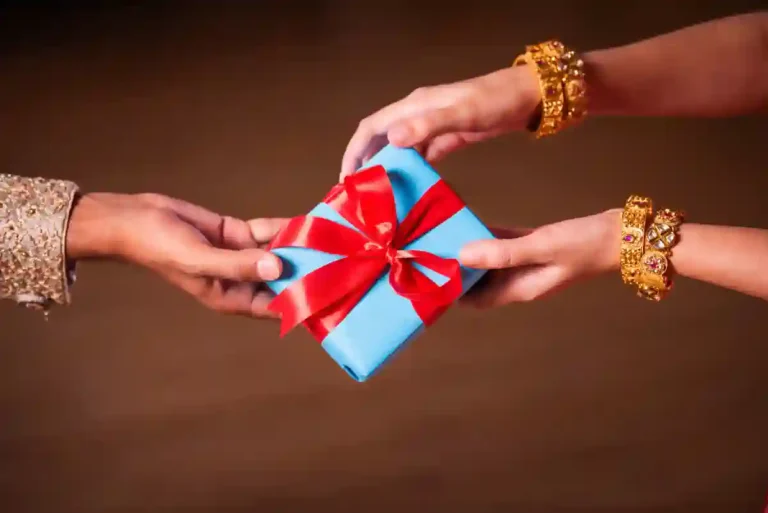 Une personne qui offre un cadeau à une autre