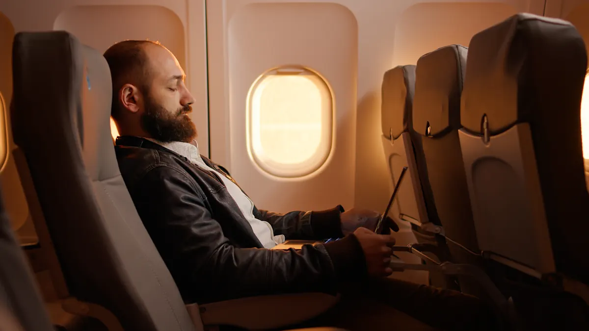 Un homme assis dans l'avion avec un ordinateur