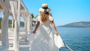 Une femme en robe blanche sur un bateau décoré en blanc