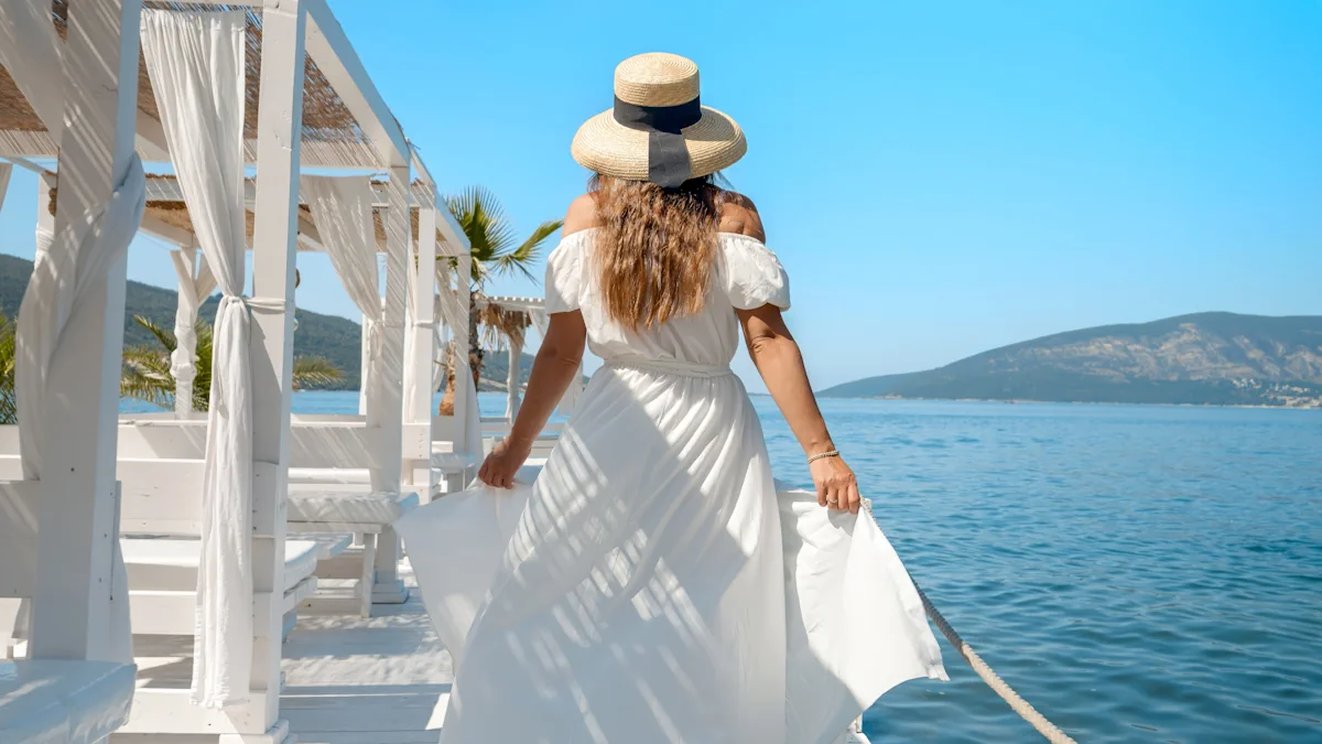 Une femme en robe blanche sur un bateau décoré en blanc