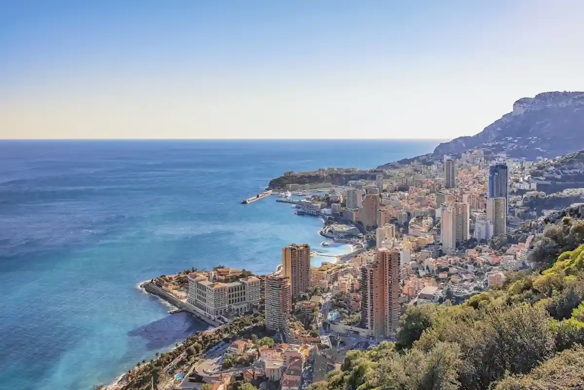 Une photo aérienne de la ville de Monaco