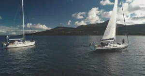 Des bateaux qui naviguent sur l'eau