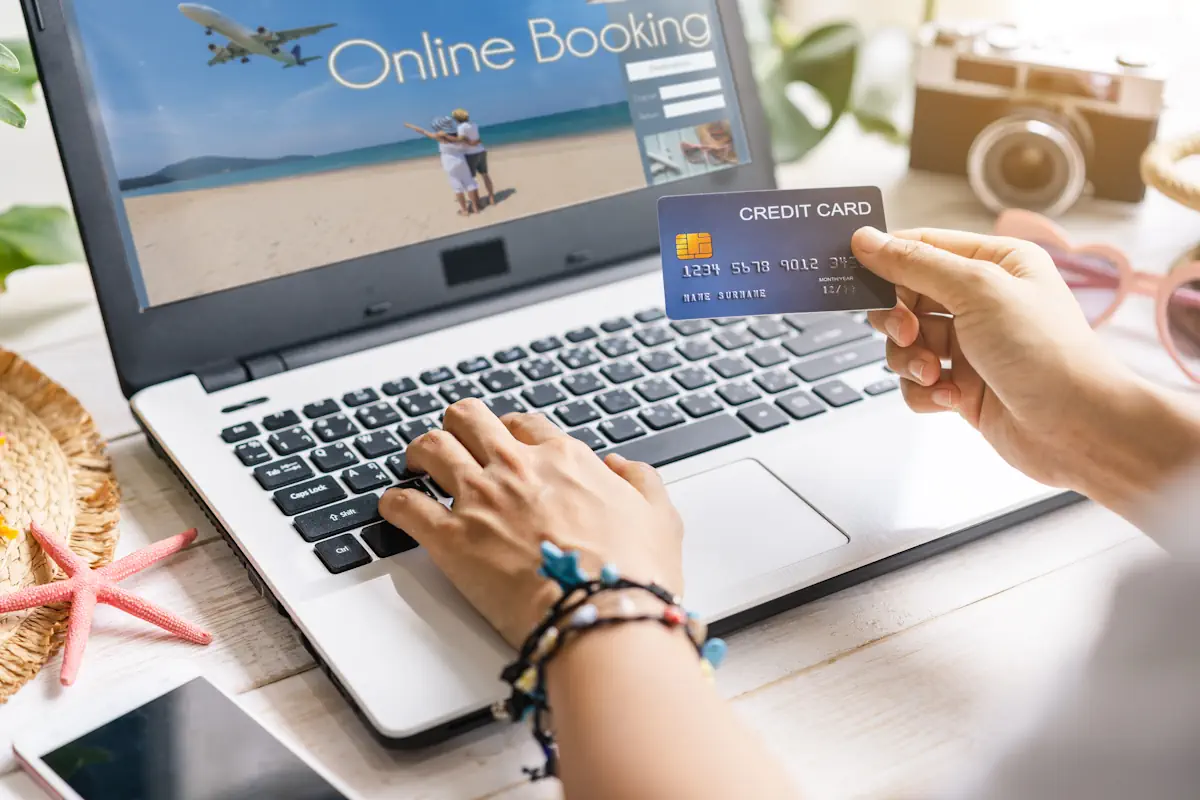 Une personne sur un site pour acheter un billet d'avion