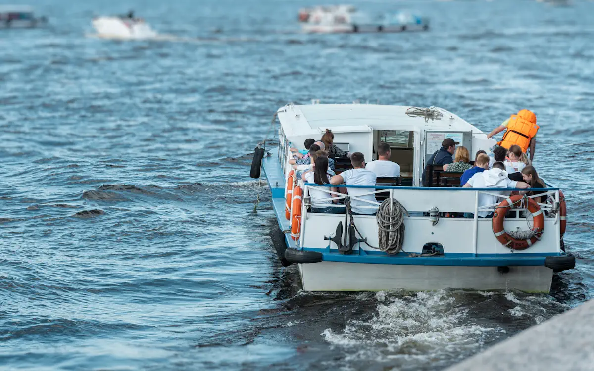 Des personnes à bord d'un ferry sur l'eau