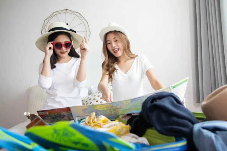 Deux filles qui regardent une carte avec des accessoires de lage tout autour