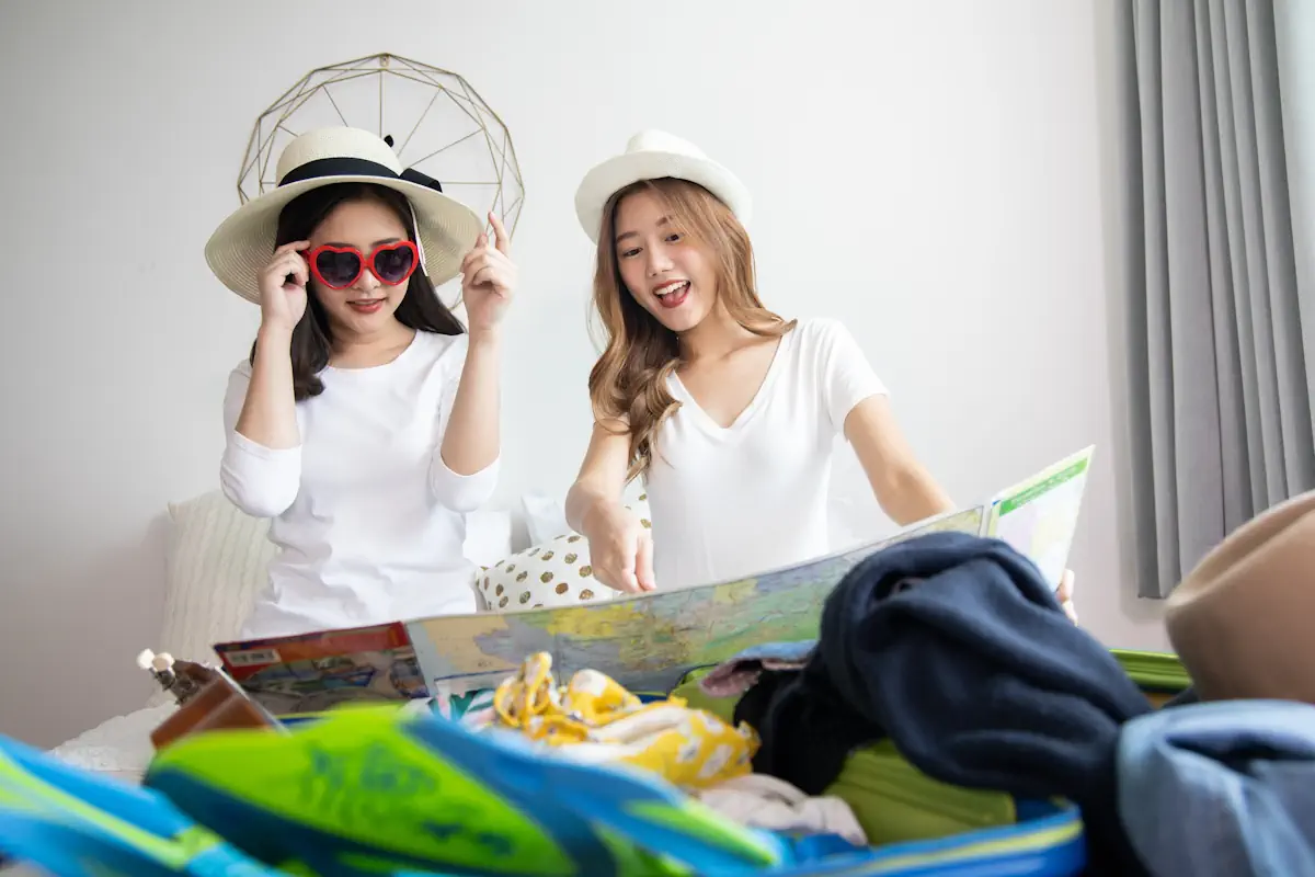 Deux filles qui regardent une carte avec des accessoires de lage tout autour