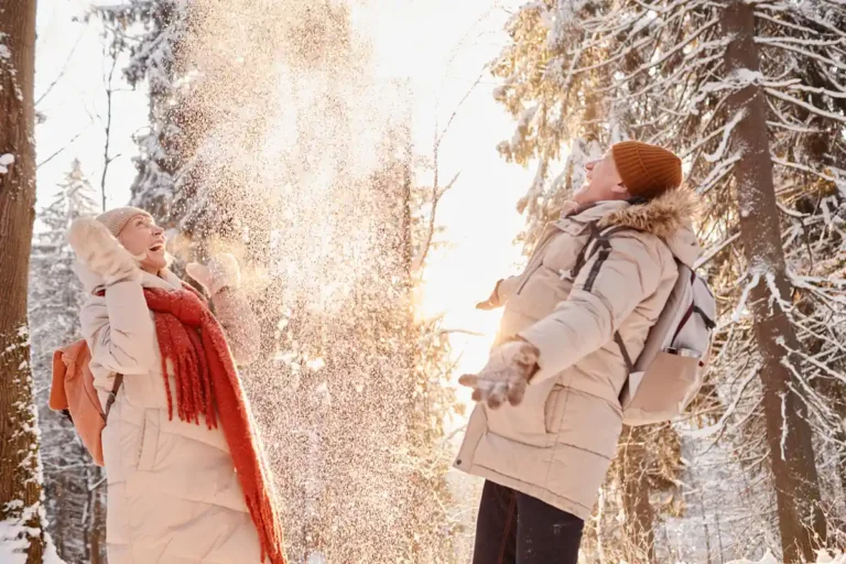 Un homme et une femme qui jouent avec de la neige