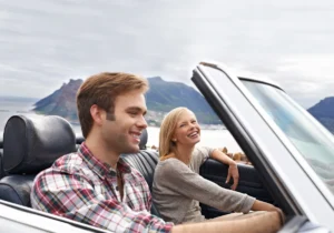Un homme qui conduit une voiture à côté d'une femme