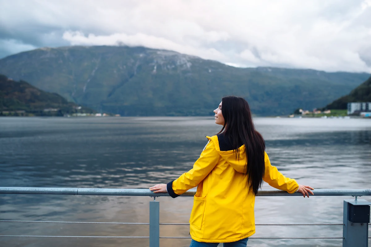 Une femme sur un bateau en train d'admirer la vue