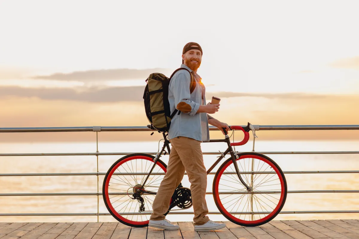 Un homme qui marche à côté de son vélo 