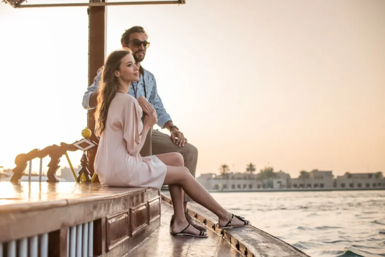 Un couple sur un bateau sur une étendue d'eau