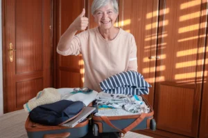 Une femme qui lève son pousse devant une valise pleine