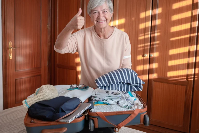 Une femme qui lève son pousse devant une valise pleine