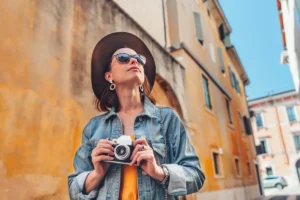 Une femme qui regarde en l'air en tenant un appareil photo
