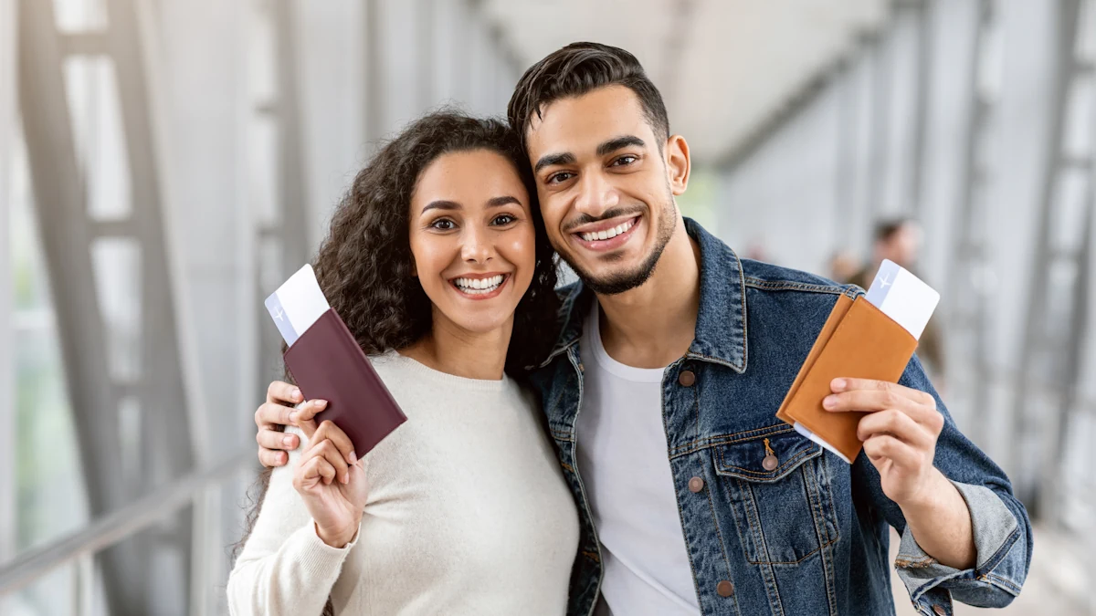 Un couple souriant qui montre leur passeport